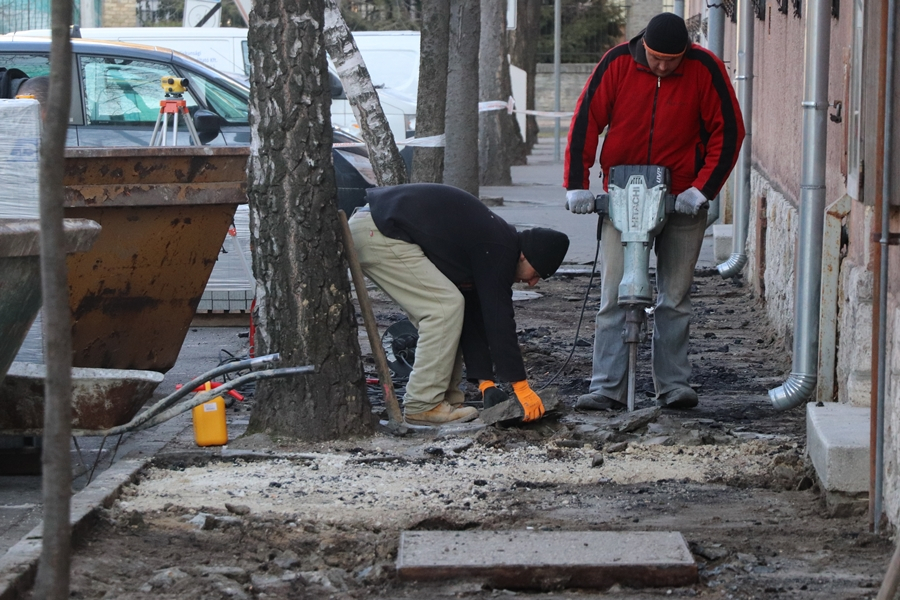 Elkezdődött a főtéri járdafelújítás (galéria)