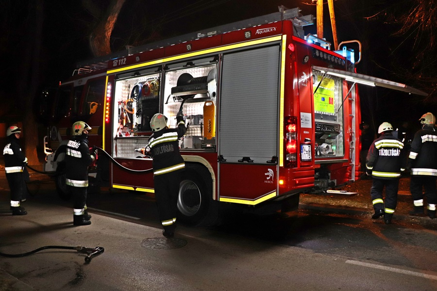 Kigyulladt a lakásként használt melléképület a Dékáni Árpád utcában