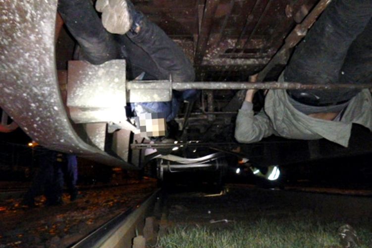 Életveszélyes mutatvány a határon