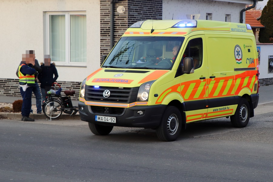 Fejsérüléssel került kórházba a kerékpáros (galéria)