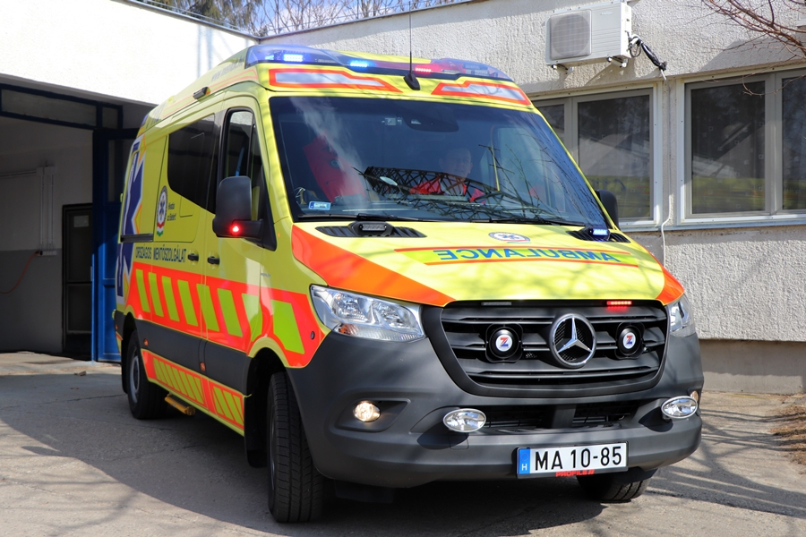 (►) Szolgálatba állt az új Mercedes mentőautó (galéria)