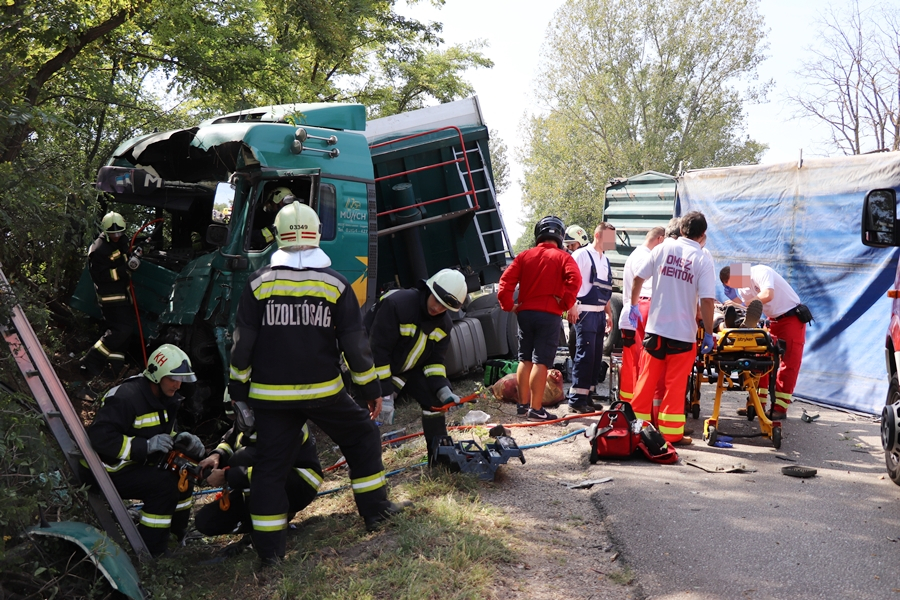Nem segített a házaspár, pedig látta a fehértói kamionbalesetet