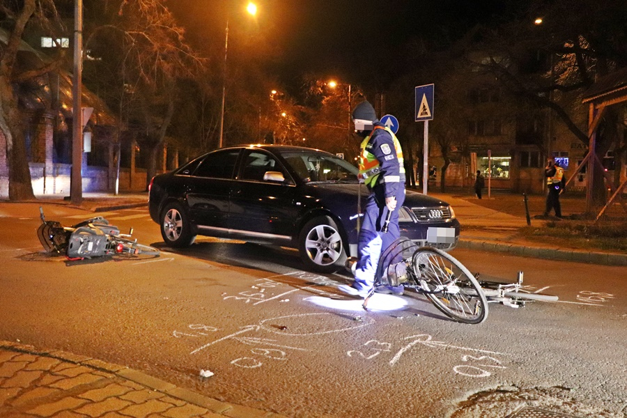 Két kerékpáros és egy Audi ütközött a főtéren (galéria)