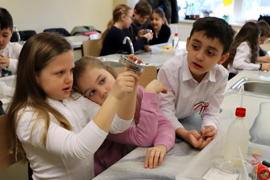 Különleges laborórák az alsó tagozatosoknak a Központi-iskolában (galéria)