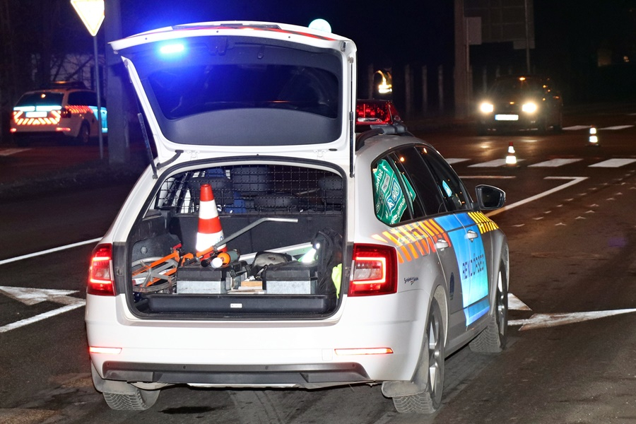 Két rendőrt sodort el egy autó az 53-as főúton