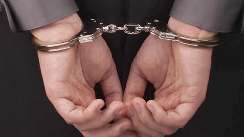 Verte, vonszolta az asszonyt