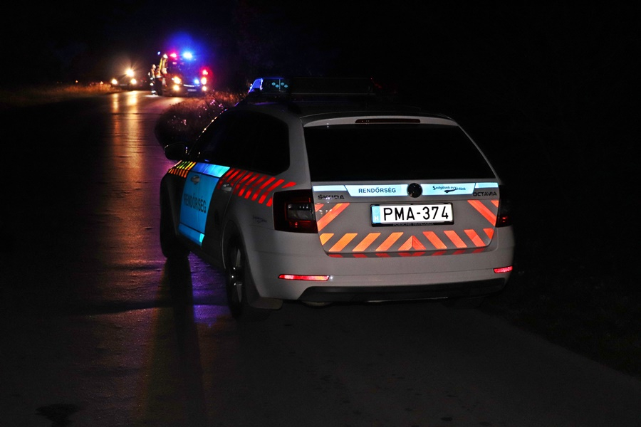 Árokba borult egy kisbusz a tázlári bekötőútnál (frissítve)