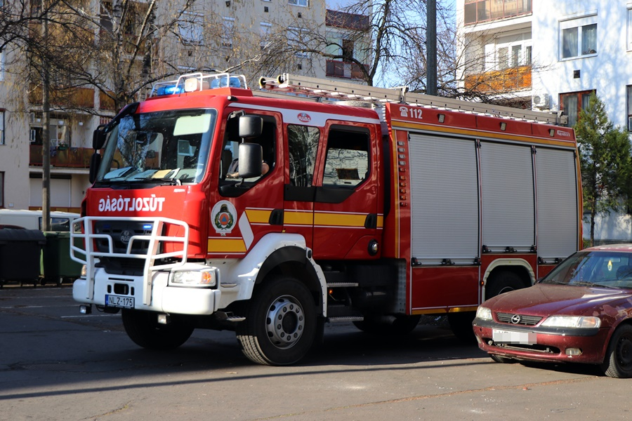 Füstölt a villanyóraszekrény az Erdei téren