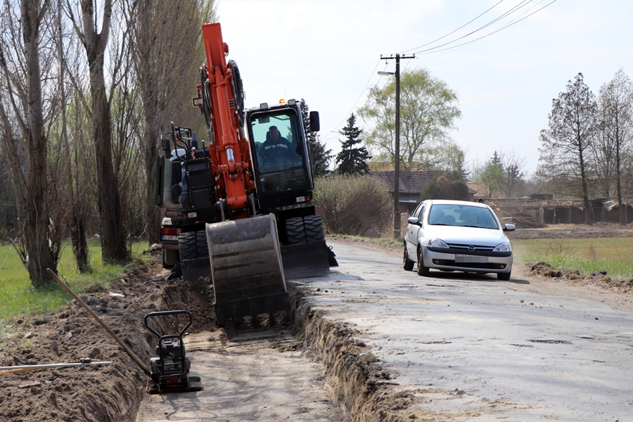 Bontják az utat, forgalmat irányítanak a Tinódin