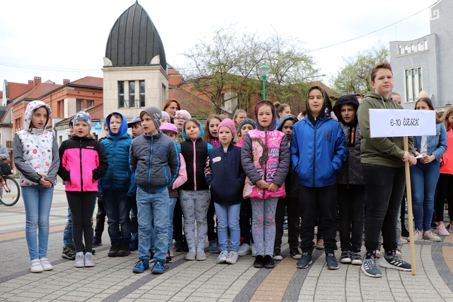 Nemzedékek szavaltak a halasi főtéren (galéria)