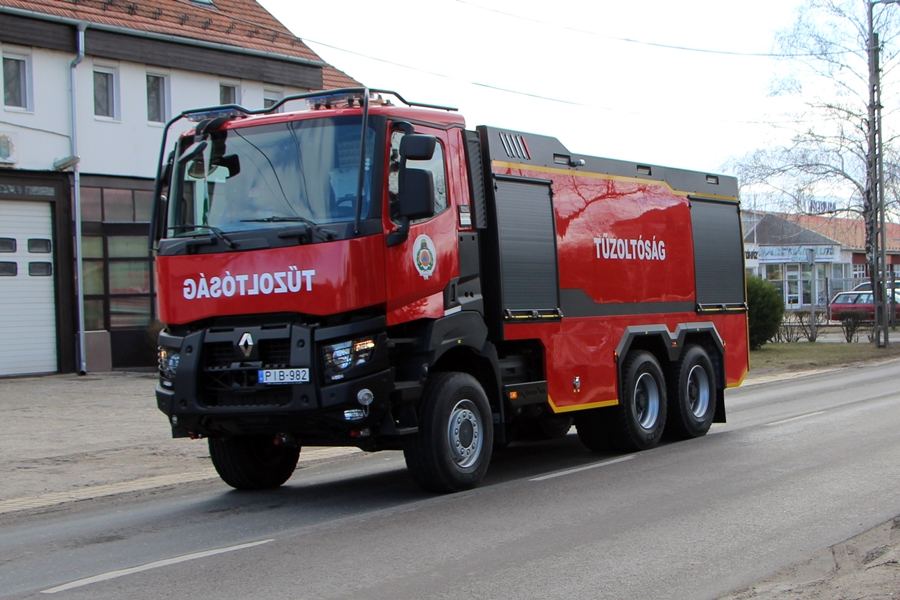 Lángoló fenyves Bugacnál, halasi tűzoltók a helyszínen