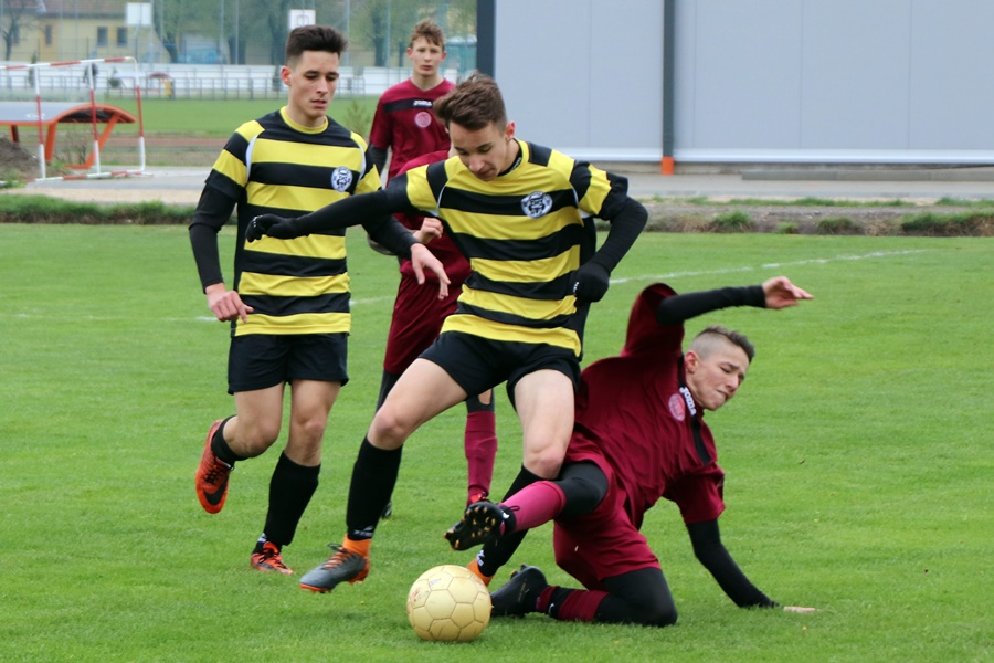 Hidegben is csíptek a Kalocsai Méhecskék (galéria)