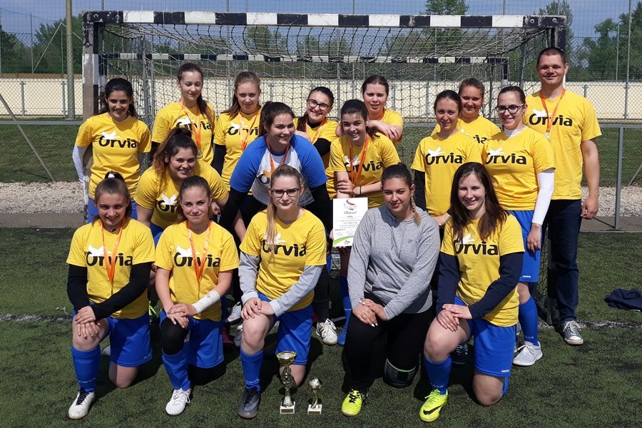 Aranyérmes tekós lányok