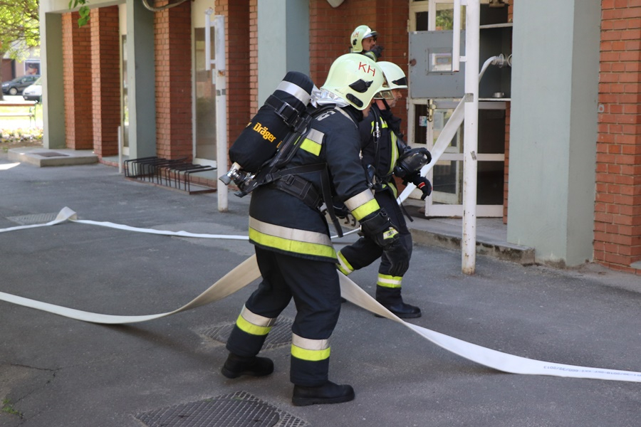 Nem gyakorlat: füst szivárgott a negyedik emeleti ablakból (galéria)