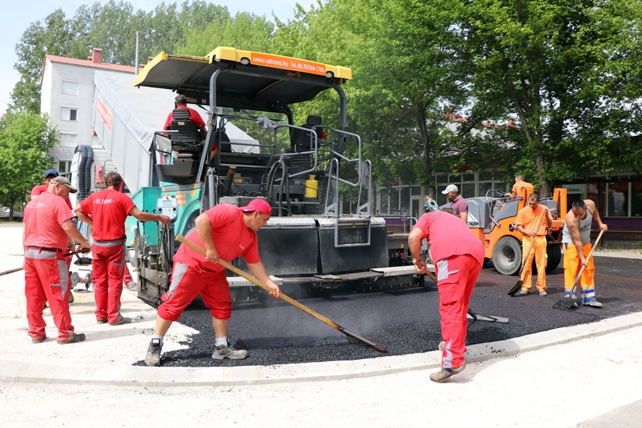 Leaszfaltozták az Esze Tamás lakótelep parkolóját (galéria)