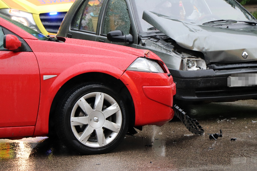 Két Renault ütközött, két sérültet vitt kórházba a mentő (galéria)