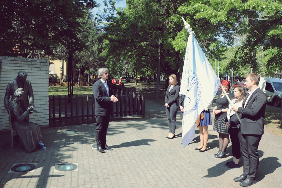 Megkoszorúzták a névadó szobrát a Dékáni végzősei (galéria)