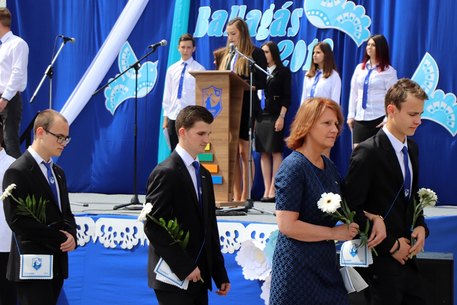 (►) Az eső sem zavarta meg a várisok ballagását (galéria)