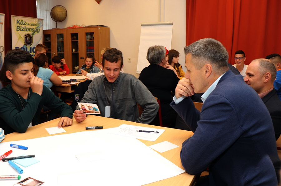 Az első Diák Police Café Halason volt (galéria)