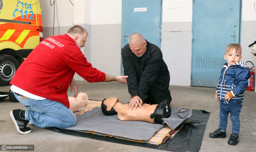 Újraélesztést tanulhat a halasi mentőktől