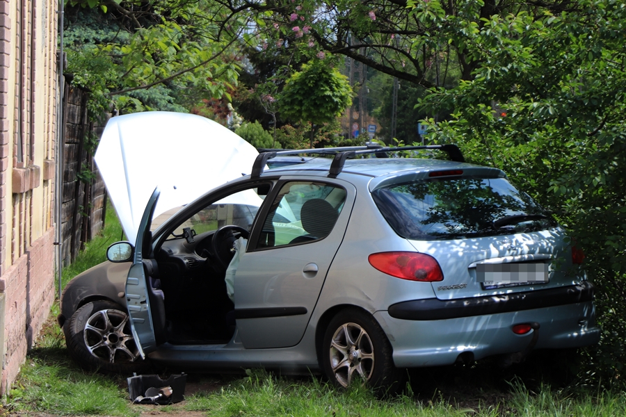A házfal előtt állt meg a kisodródott Peugeot (galéria)