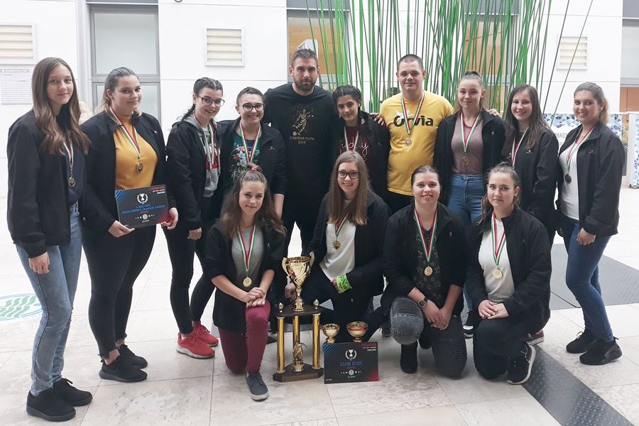 Böde Dániel adta át a tekós lányoknak a kupát