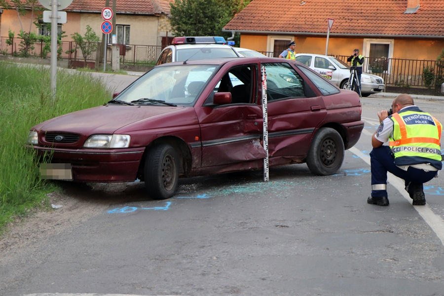 Baleset a rendőrség utáni kanyarban: ittas lehetett az okozó