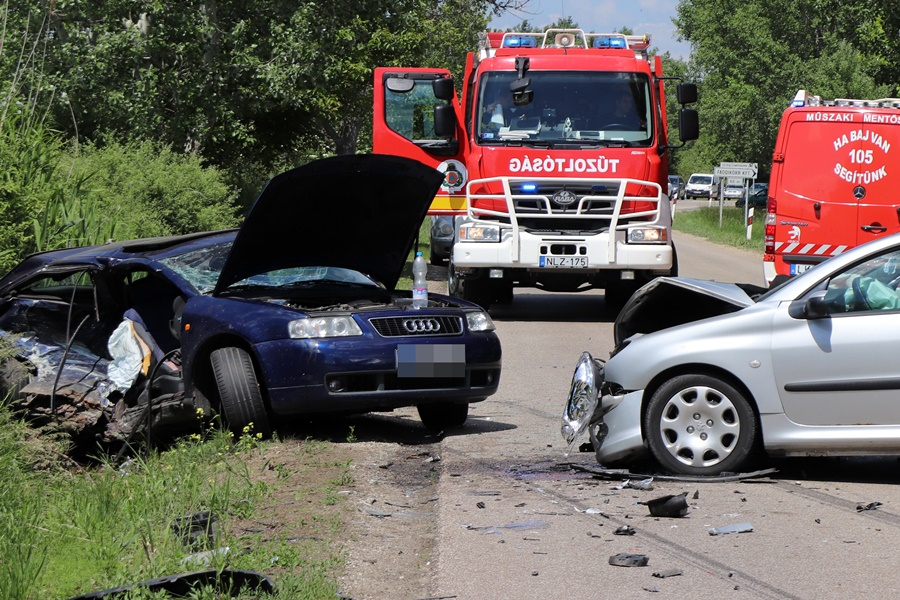 A kisodródó Audi oldalába csapódott a Peugeot Kunfehértónál (galéria)