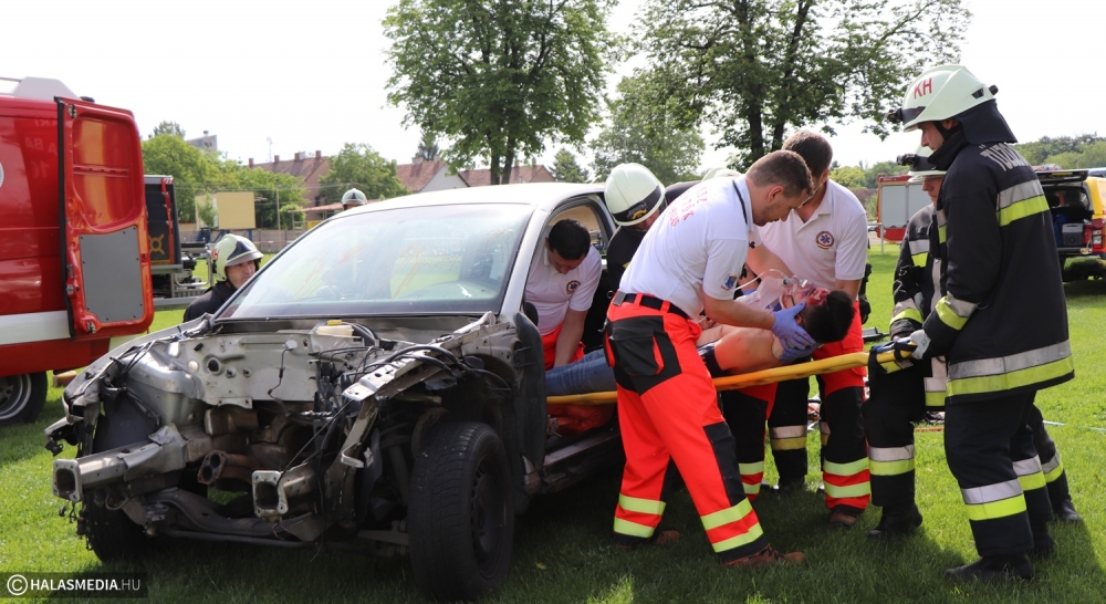 Mentőnap, baleseti szimulációval a Semmelweis téren