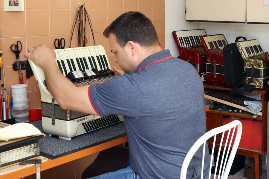 Tényleg van Halason harmonikaműhely?