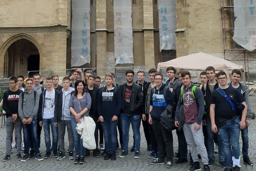 Tekós diákok a pápa erdélyi szentmiséjén