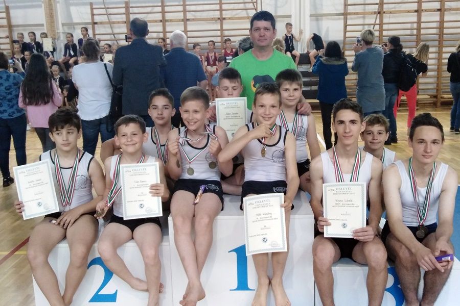 Három korcsoport, tíz tornász, harminc érem