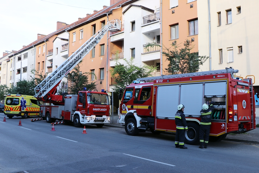 Nagy füst miatt hívtak tűzoltókat a Kossuth utcára (galéria)