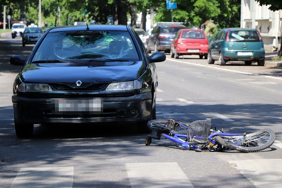 Biciklist ütött el egy Renault a Kossuth utcán (galéria)
