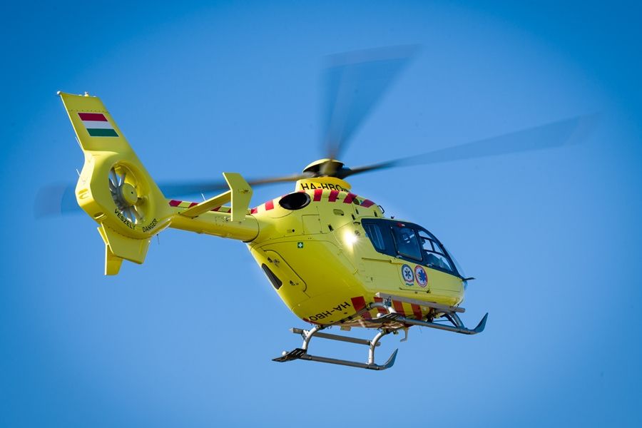 Mentőhelikopter vitte el az elgázolt gyalogost
