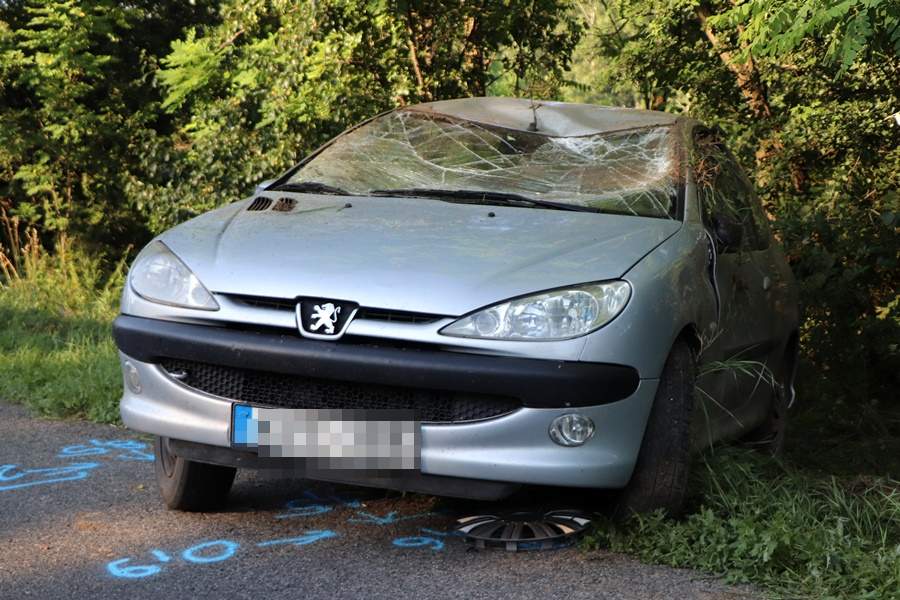 Felborult egy Peugeot az 53-as főúton