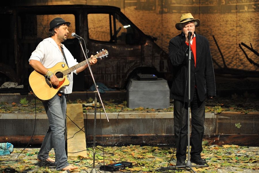 (►) Sziámi a Végh-kúriában énekel