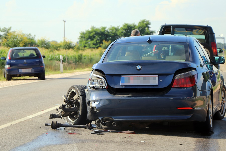 Kiütötte az Opel a BMW bal hátsó futóművét