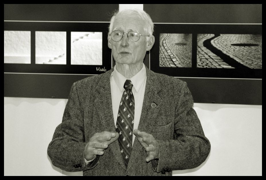 Elhunyt Paczolay Gyula