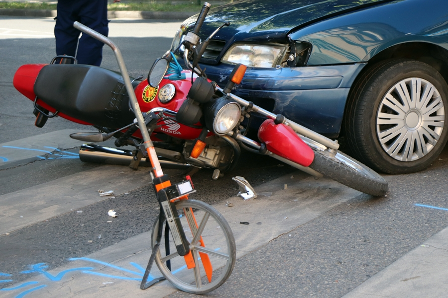 Nem adott elsőbbséget, elütötte a motorost (galéria)