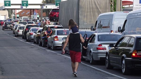Akár 2 óra is lehet a várakozási idő a tompai átkelőn