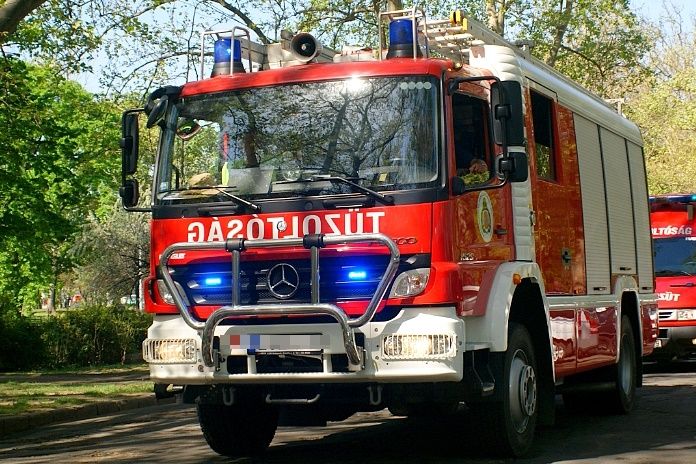 Kigyulladt egy autó Jánoshalmán (olvasói videóval)