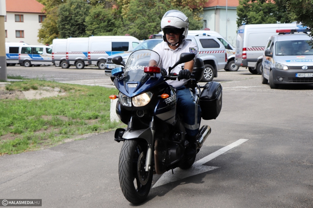 Rendőrmotorok a halasi utakon (galéria)