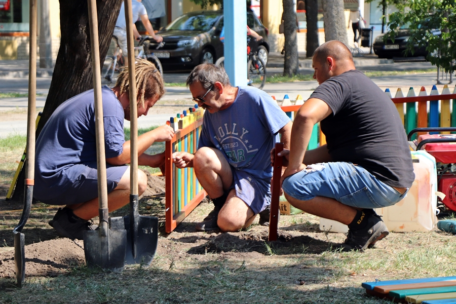 Ceruzákból „készült” a főtéri játszótér kerítése (galéria)
