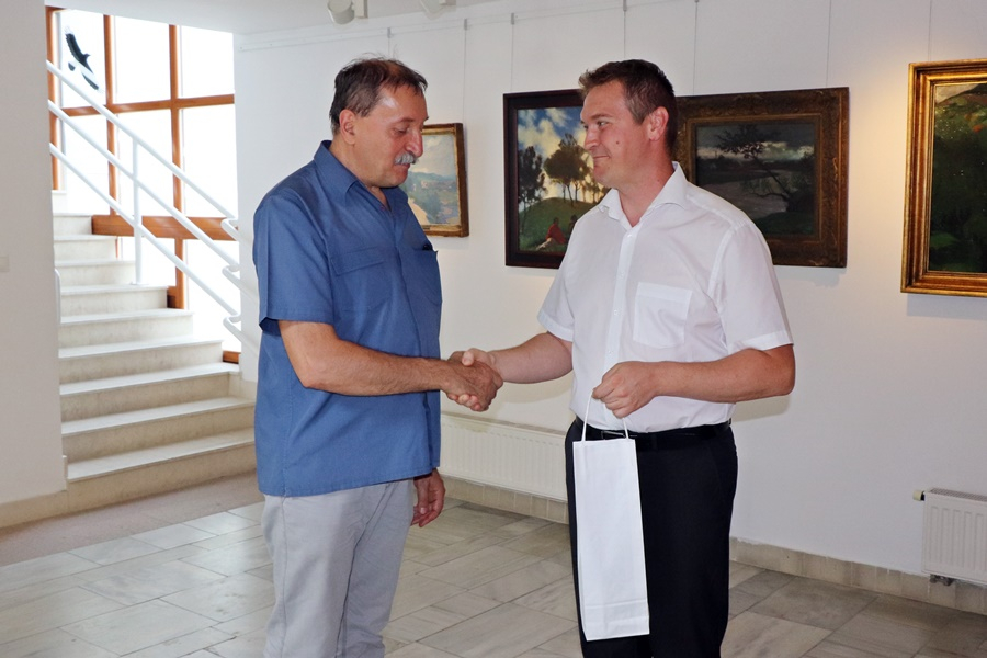 Városvezetői gratuláció a múzeumban