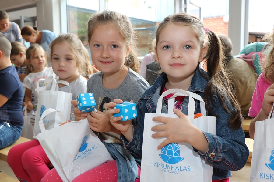 Iskolakezdési csomagot kapnak a halasi diákok (galéria)