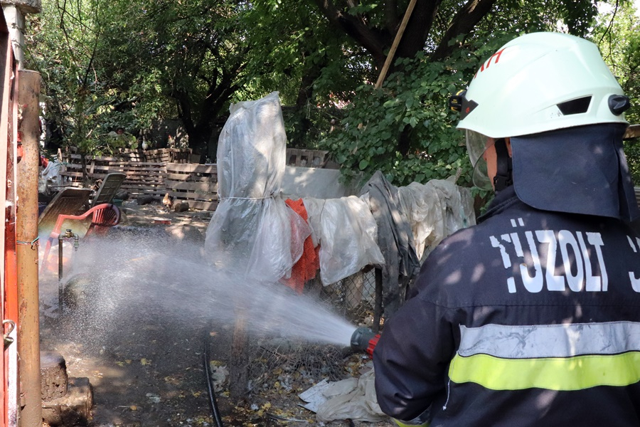 Egy szobában keletkezett tűz a Vadász utcában (galéria)