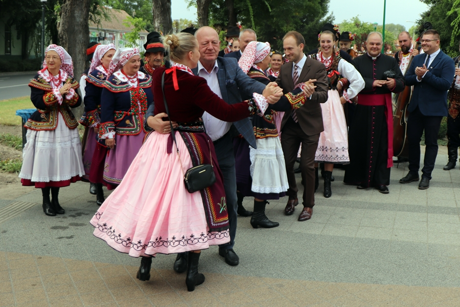 (►)Táncos sétányavató (galéria)