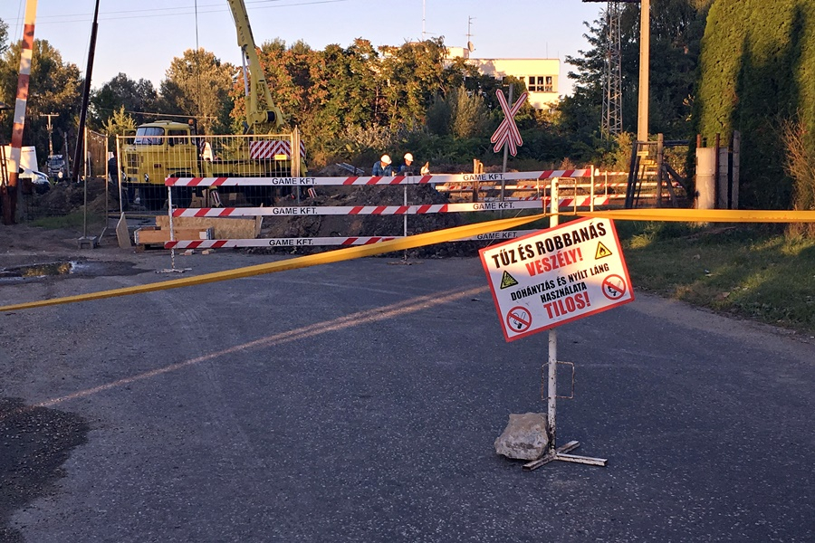 Zárva az Olajbányász utcai átjáró