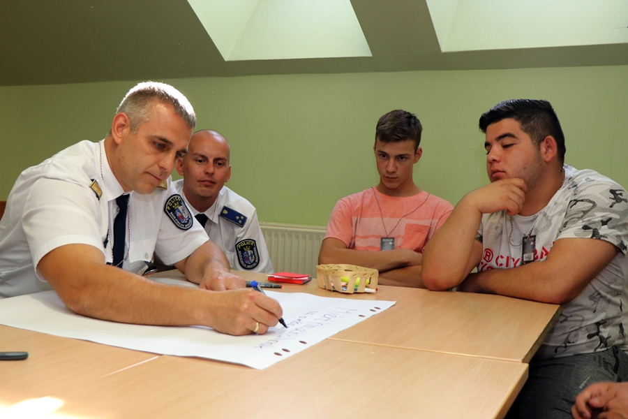 Police Cafe a Vári-szakképzőben (galéria)